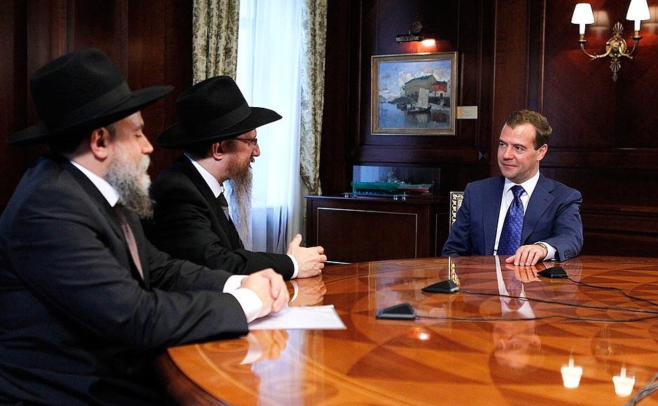С главным раввином России Берлом Лазаром и президентом Федерации еврейских общин России Александром Бородой (слева).