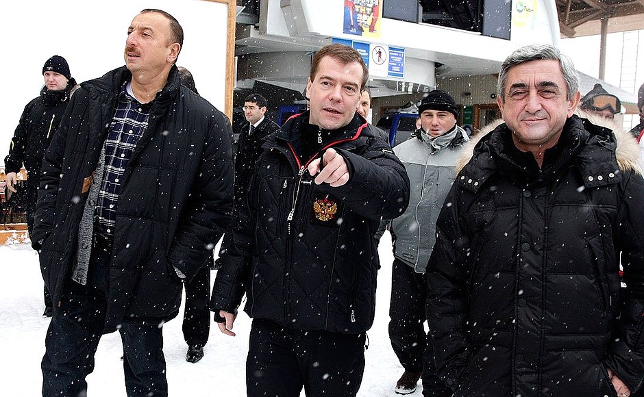 На горнолыжном курорте «Красная Поляна». С Президентом Азербайджана Ильхамом Алиевым (слева) и Президентом Армении Сержем Саргсяном.
