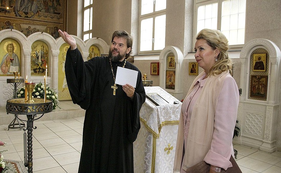 С настоятелем протоиереем Олегом Батовым во время посещения Воскресенского храма в Цюрихе.