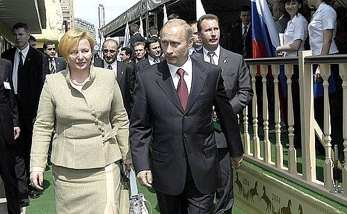 Владимир Путин и Людмила Путина перед началом скачек на приз Президента России.