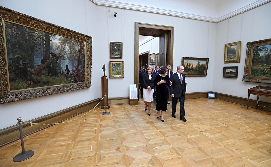 Во время посещения Третьяковской галереи.