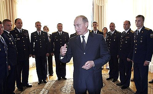 Meeting with military personnel who took part in the Air Force Long Range Forces and Northern Fleet military exercises.