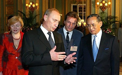 President Putin talking to Thai King Bhumibol Adulyadej.