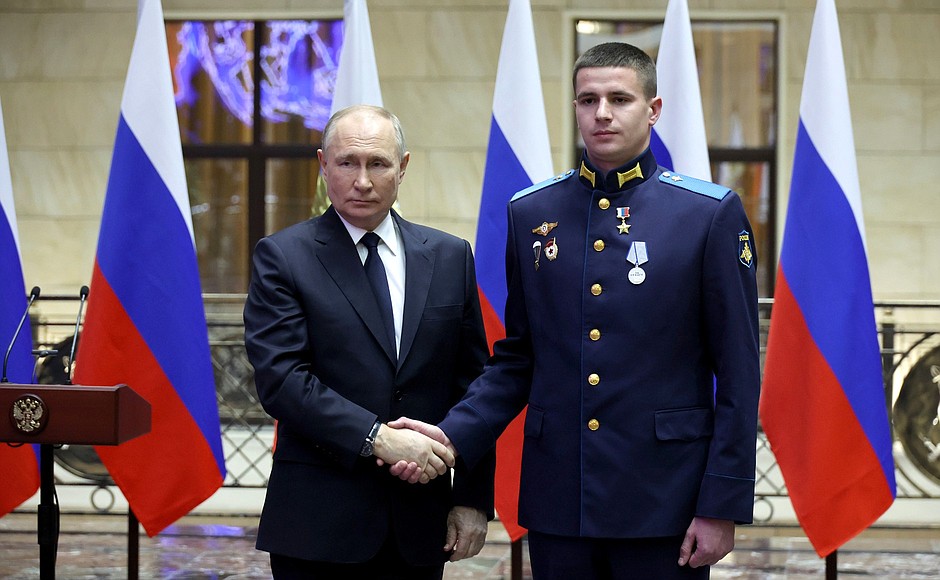 At the ceremony for presenting Gold Star medals of the Hero of Russia to participants in the special military operation who distinguished themselves in combat operations. With Private Yevgeny Kudinov.