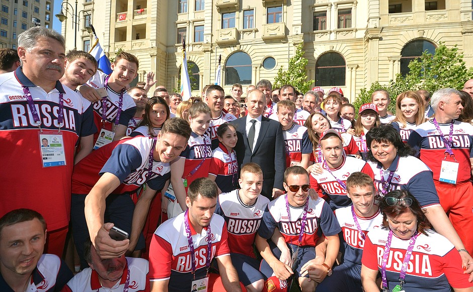 С российскими спортсменами – участниками Первых Европейских игр.