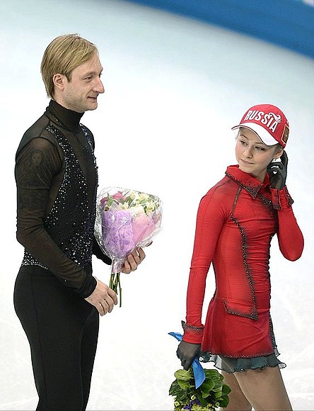Евгений Плющенко и Юлия Липницкая завоевали золотые медали в командных соревнованиях по фигурному катанию.