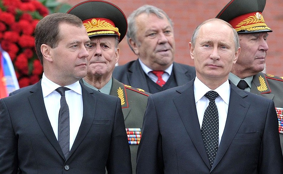 В День памяти и скорби Владимир Путин возложил венок к Могиле Неизвестного солдата у Кремлёвской стены. С Председателем Правительства Дмитрием Медведевым.