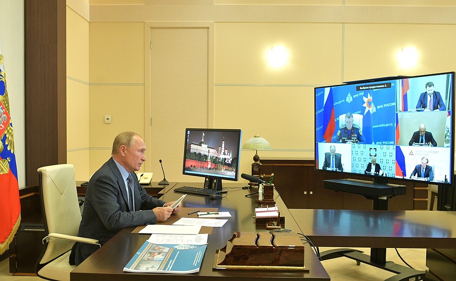 Владимир Путин провёл совещание по вопросам МЧС (в режиме видеоконференции).