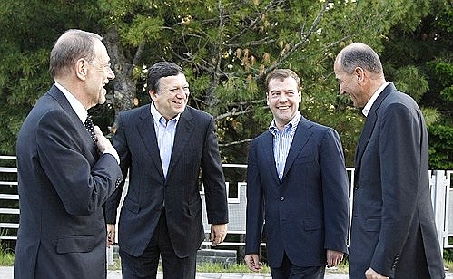 Слева направо: с Генеральным секретарём Совета Евросоюза Хавьером Соланой, Председателем Комиссии Европейских сообществ Жозе Мануэлом Баррозу и Председателем правительства Словении, Председателем Совета Евросоюза Янезом Яншей.
