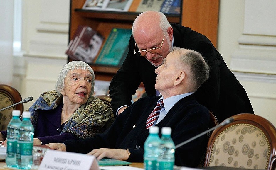 Before the meeting of the Council for Civil Society and Human Rights. Chairperson of the Moscow Helsinki Group Lyudmila Alekseyeva, Adviser to the President, Chairman of the Council for Civil Society and Human Rights Mikhail Fedotov (centre), and Professor of Law, member of the Russian Academy of Sciences Sergei Alekseyev.