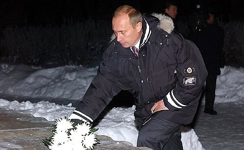 President Putin laying flowers at the grave of Dmitry Pozharsky.