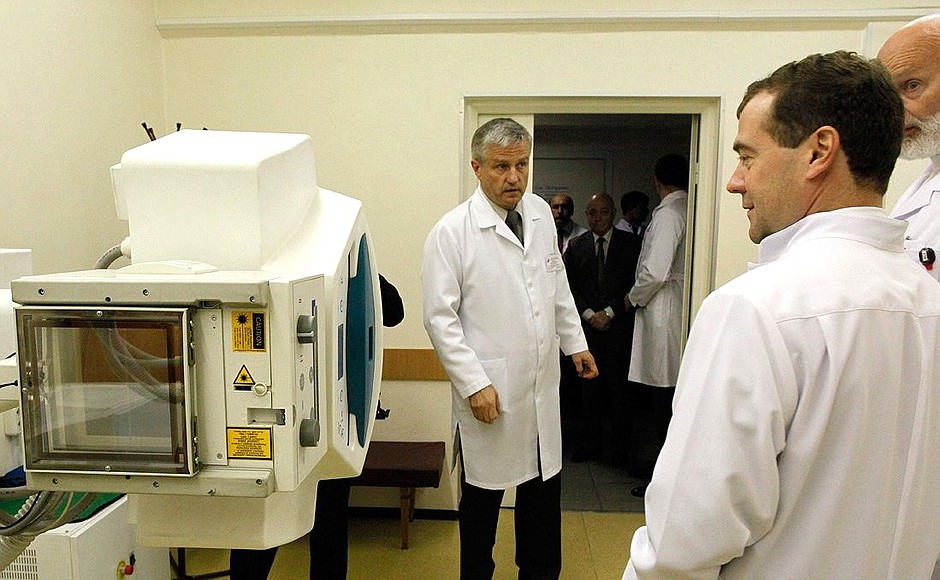 Во время посещения Санкт-Петербургского научно-исследовательского института скорой помощи имени И.И.Джанелидзе.