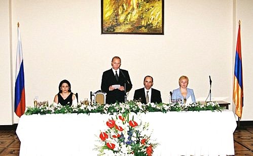 Официальный обед от имени Президента Армении Роберта Кочаряна и его супруги Беллы Кочарян в честь Владимира и Людмилы Путиных.