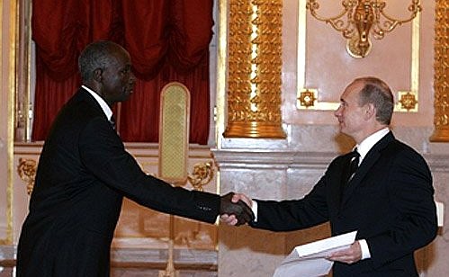 Верительную грамоту Президенту вручил посол Республики Бурунди в России Ренова Ндайирукийе.