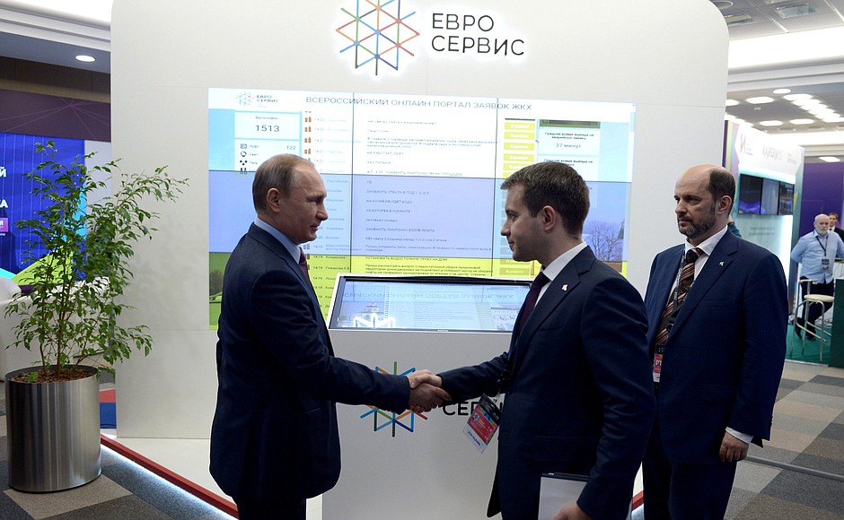 With Minister of Communications and Mass Media Nikolai Nikiforov and Board Chairman of the Internet Development Institute German Klimenko before the meeting of the First Russian Internet Economy Forum.