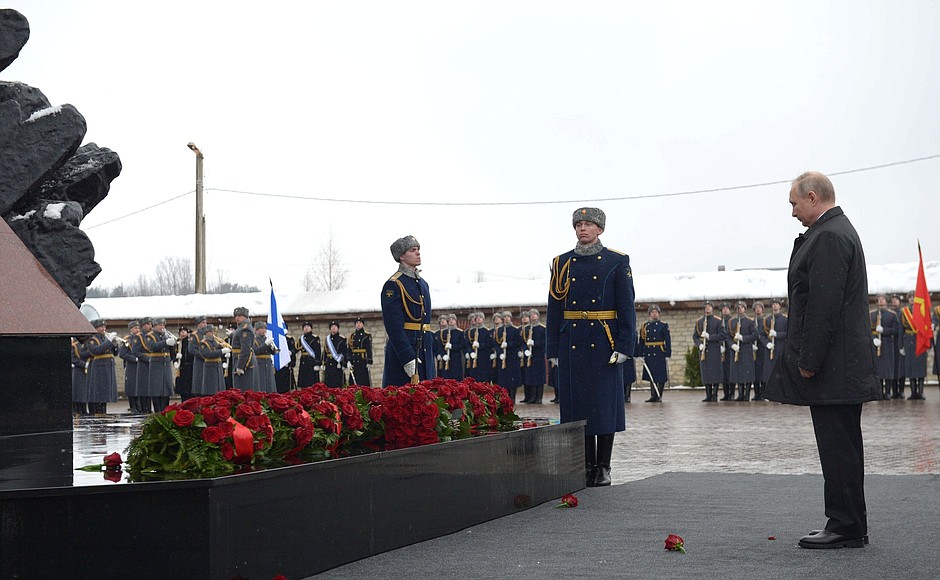 Возложение цветов к памятнику погибшим военнослужащим 6-й парашютно-десантной роты.