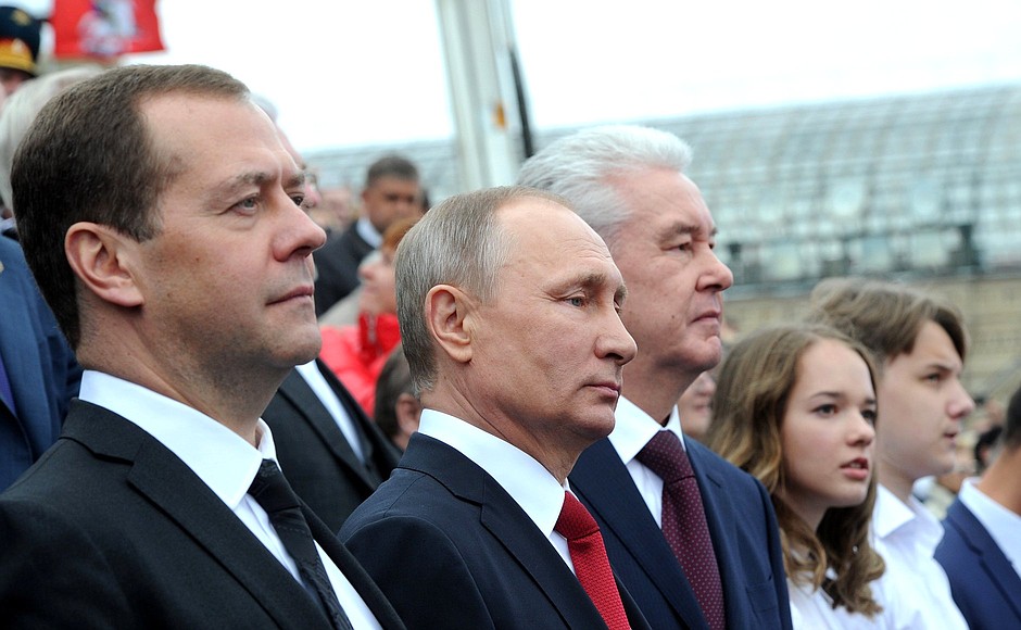 With Prime Minister Dmitry Medvedev (left) and Moscow Mayor Sergei Sobyanin at a concert on City Day.