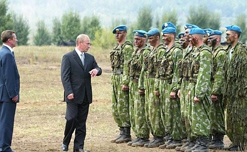 President Putin with military personnel at the Peschanka firing range of the 212th Training Centre, the Siberian Military District.