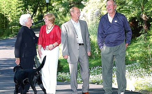 Владимир и Людмила Путины с экс-президентом США Джорджем Бушем-старшим и его супругой Барбарой.