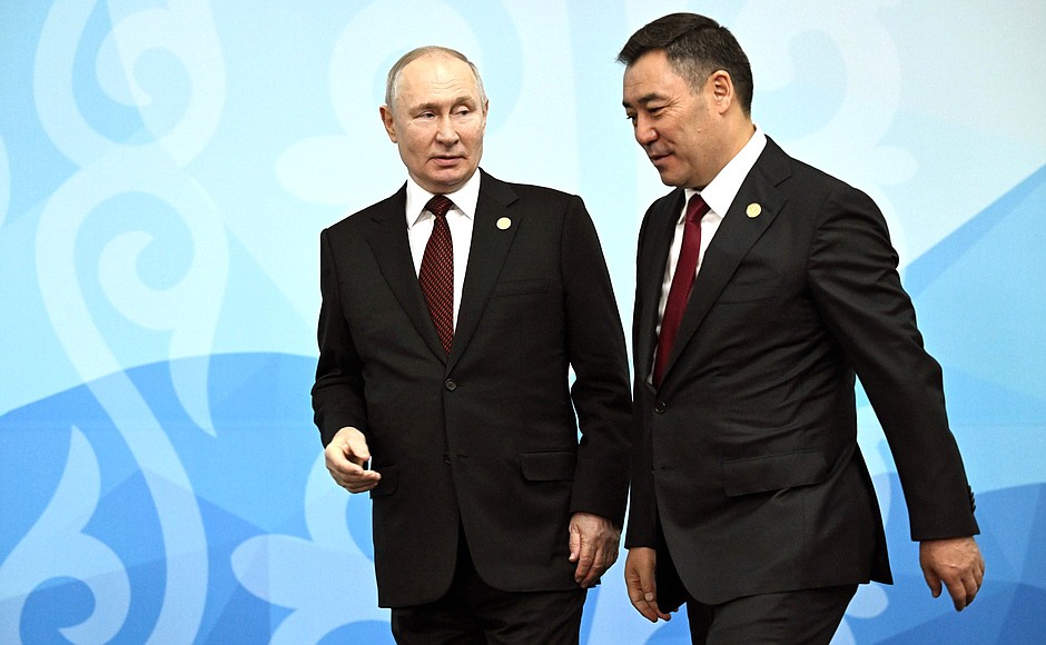 С Президентом Киргизии Садыром Жапаровым перед началом заседания Совета глав государств – участников СНГ.