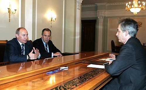 Беседа с послом США в России Уильямом Бёрнсом. Справа от Президента Министр иностранных дел Сергей Лавров.