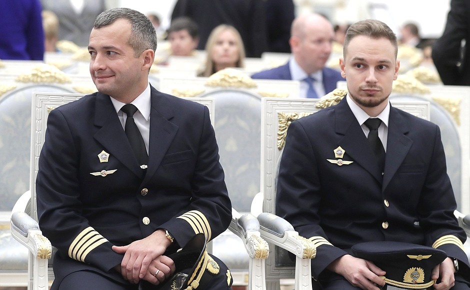 Ural Airlines aircraft commander Damir Yusupov (left) and Ural Airlines co-pilot Georgy Murzin before the ceremony for presenting state decorations.