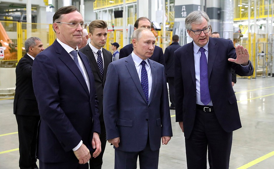 Visiting KAMAZ Corporation. Head of Daimler AG Trucks and Buses Division Martin Daum (right) and KAMAZ Director General Sergei Kogogin are giving explanations.