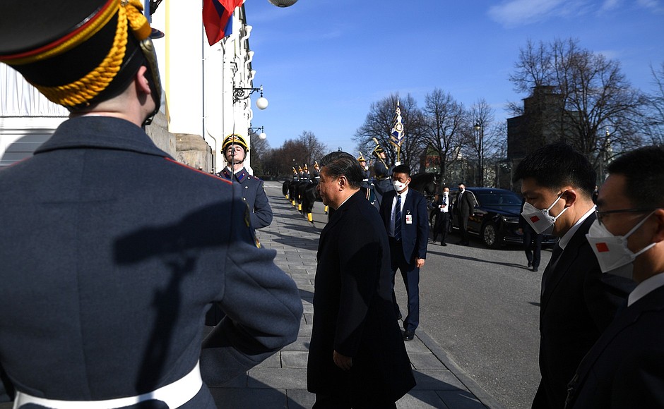 Председатель Китайской Народной Республики Си Цзиньпин перед началом церемонии официальной встречи.