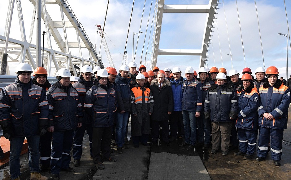 Со строителями Крымского моста.