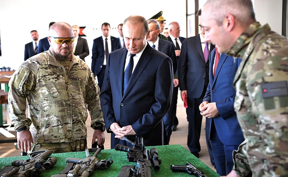 Во время посещения стрелкового центра концерна «Калашников» в военно-патриотическом парке «Патриот».