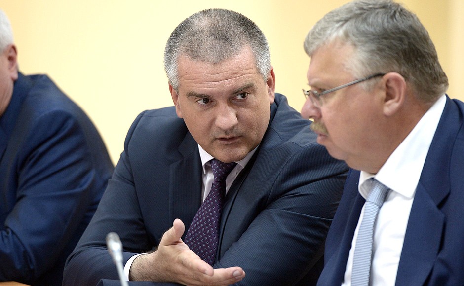 Head of the Republic of Crimea Sergei Aksyonov (left) and Director of the Federal Customs Service Andrei Belyaninov before the meeting on law and order in the Crimean Federal District.