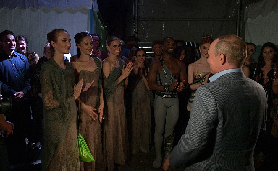 После спектакля Владимир Путин кратко побеседовал с артистами балета.