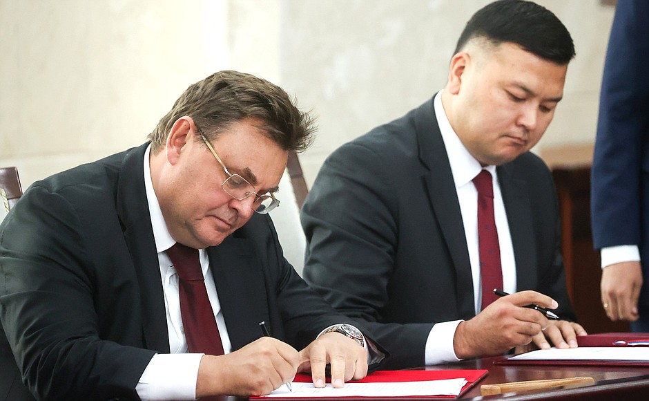 Minister of Justice Konstantin Chuichenko and Minister of Justice of Kyrgyzstan Ayaz Baetov (right) during the ceremony for signing joint documents, held as part of President Putin’s official visit to Kyrgyzstan.