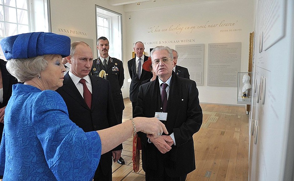 Vladimir Putin and Queen Beatrix of the Netherlands visit the exhibition, Peter the Great: the Inspired Tsar.