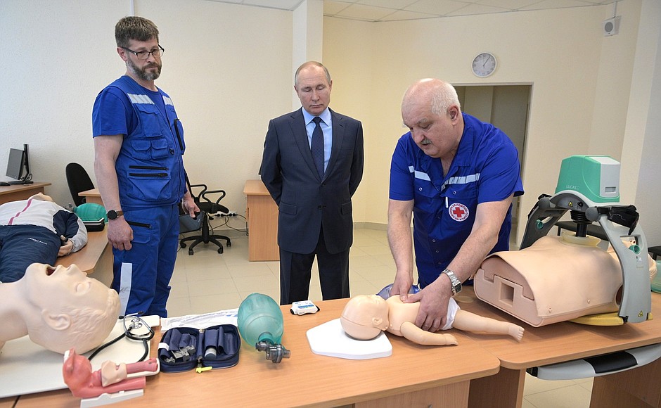 During the visit to ambulance station No. 4 in Pushkin. With head of the operations department, paramedic Viktor Rutskoi (right) and nurse-anesthetist Mikhail Antonov.