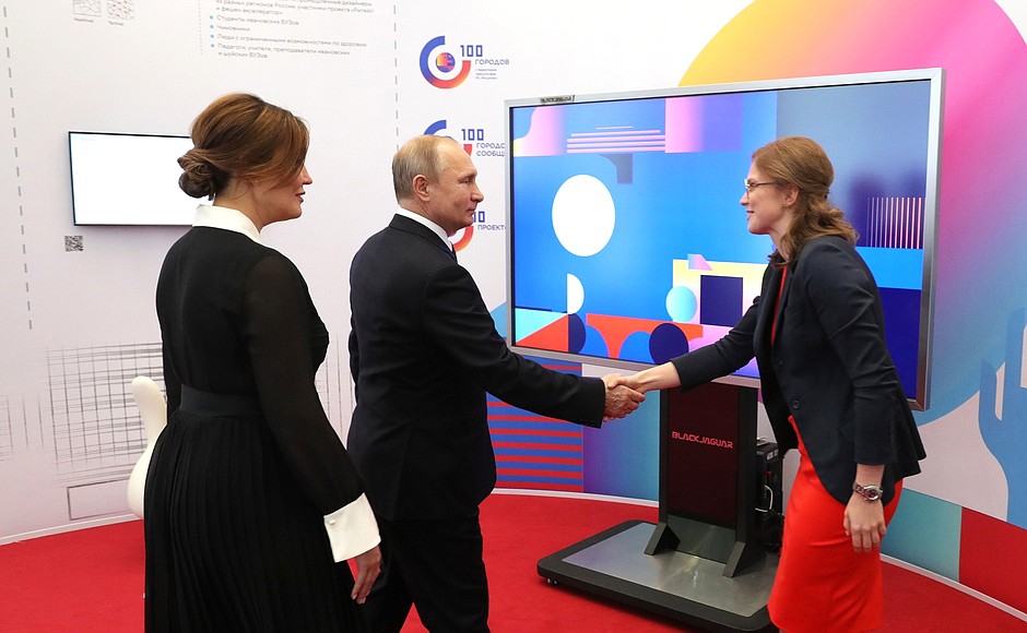 Touring the exhibition of ASI projects. With ASI General Director Svetlana Chupsheva (left) and Head of the ASI Centre of Urban Competencies Tatiana Zhuravleva.