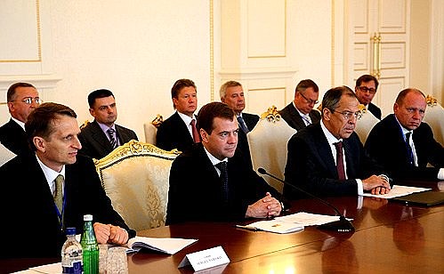 Российско-азербайджанские переговоры с участием делегаций двух стран.