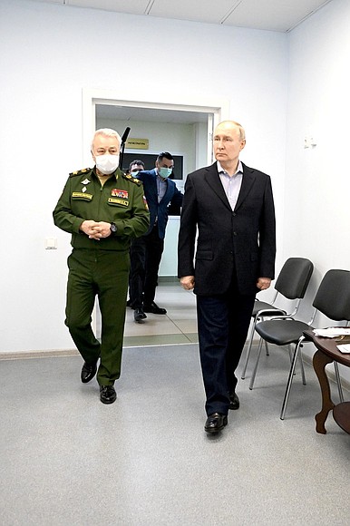 Visiting branch No 2 of the Vishnevsky Central Military Clinical Hospital of the Ministry of Defence. With Secretary of State – Deputy Defence Minister Nikolai Pankov.