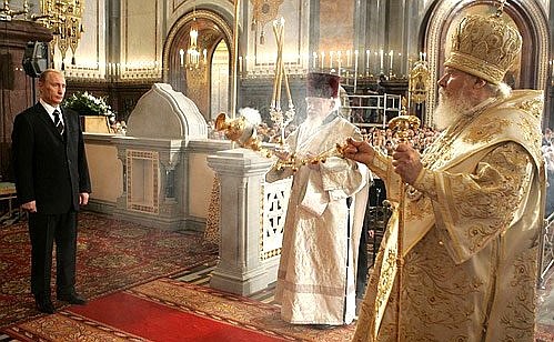 На литургии после церемонии подписания Акта о каноническом общении Московского патриархата с Русской православной церковью за рубежом.