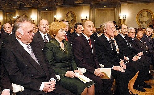 Президенты России и Германии Владимир Путин и Йоханнес Рау с супругами во время выступления Санкт-Петербургского филармонического оркестра под управлением Михаила Плетнева.