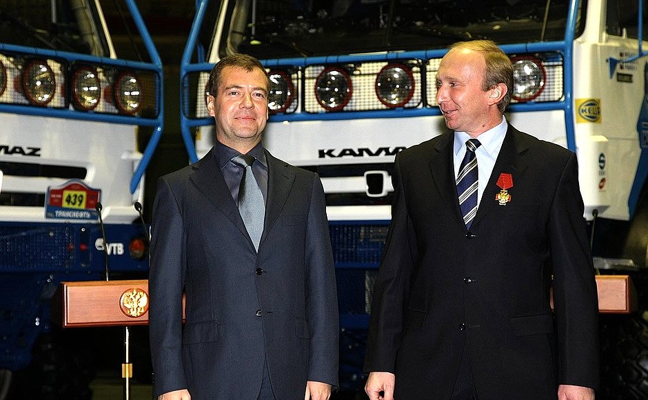 With KAMAZ Master Team pilot Vladimir Chaguin, who was awarded the Order for Services to the Fatherland, IV degree.