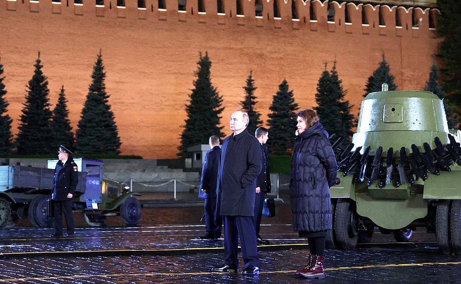 В ходе посещения музея под открытым небом на Красной площади, посвящённого 
истории обороны Москвы и 81-й годовщине военного парада 7 ноября 1941 года. Пояснения даёт PR-директор киностудии «ВоенФильм» Ольга Родинова.