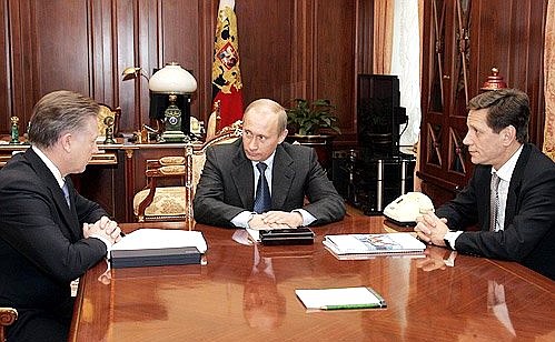 Рабочая встреча с главой Олимпийского комитета России Леонидом Тягачевым (слева) и заместителем Председателя Правительства Александром Жуковым.