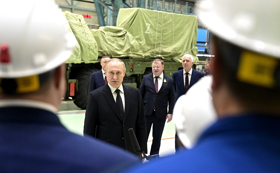 Talking with workers at the Northwestern Regional Centre of the Almaz-Antey Aerospace Defence Corporation Obukhov Plant.