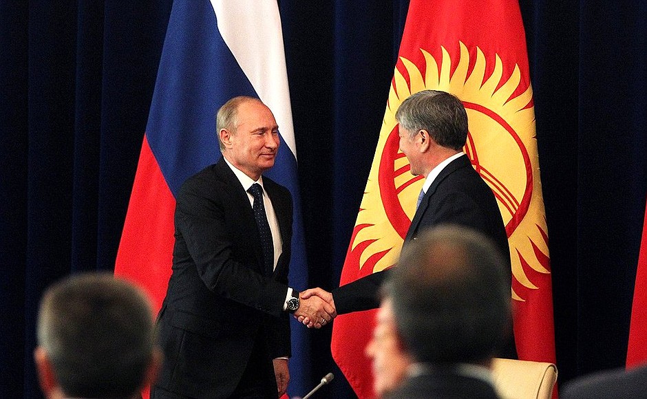 Vladimir Putin and President of Kyrgyzstan Almazbek Atambayev at a press conference following Russian-Kyrgyzstani talks.