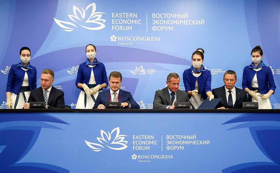 Chairman of the State Development Corporation VEB.RF Igor Shuvalov, Minister for the Development of the Russian Far East and Arctic Alexei Chekunkov, Chairman of the Board of Directors of ESN Group Grigory Berezkin and Deputy President and Chairman of VTB Bank Management Board Anatoly Pechatnikov (from left) signed an Agreement of Intent on Designing Methanol-Powered Vessels at Russian Shipbuilding Yards.