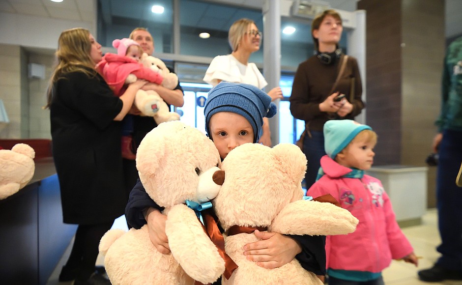 Maria Lvova-Belova placed 24 orphans from the LPR with foster families in the Novosibirsk Region.