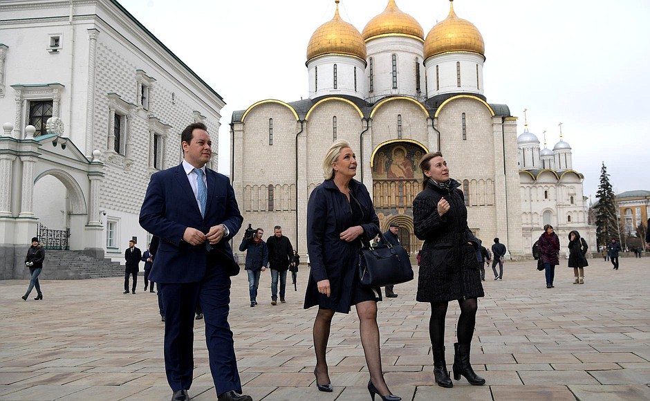 Marine Le Pen, in Russia at the invitation of Russian parliamentarians, visited the Museums of the Moscow Kremlin.