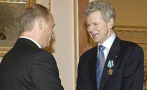 American pianist Van Cliburn is awarded the Order of Friendship.
