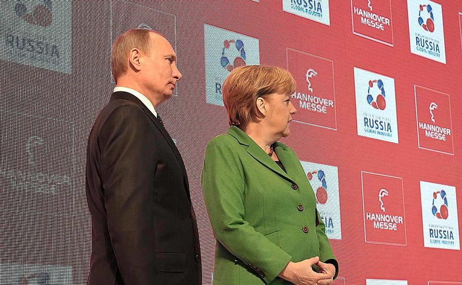 С Федеральным канцлером Германии Ангелой Меркель на открытии российского павильона на Ганноверской промышленной ярмарке.